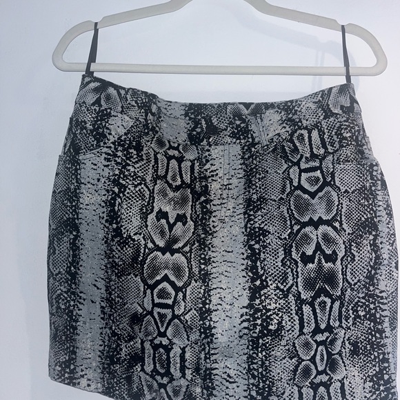 NWT Motel Broomy Snakeskin Print Mini Skirt - Picture 5 of 8